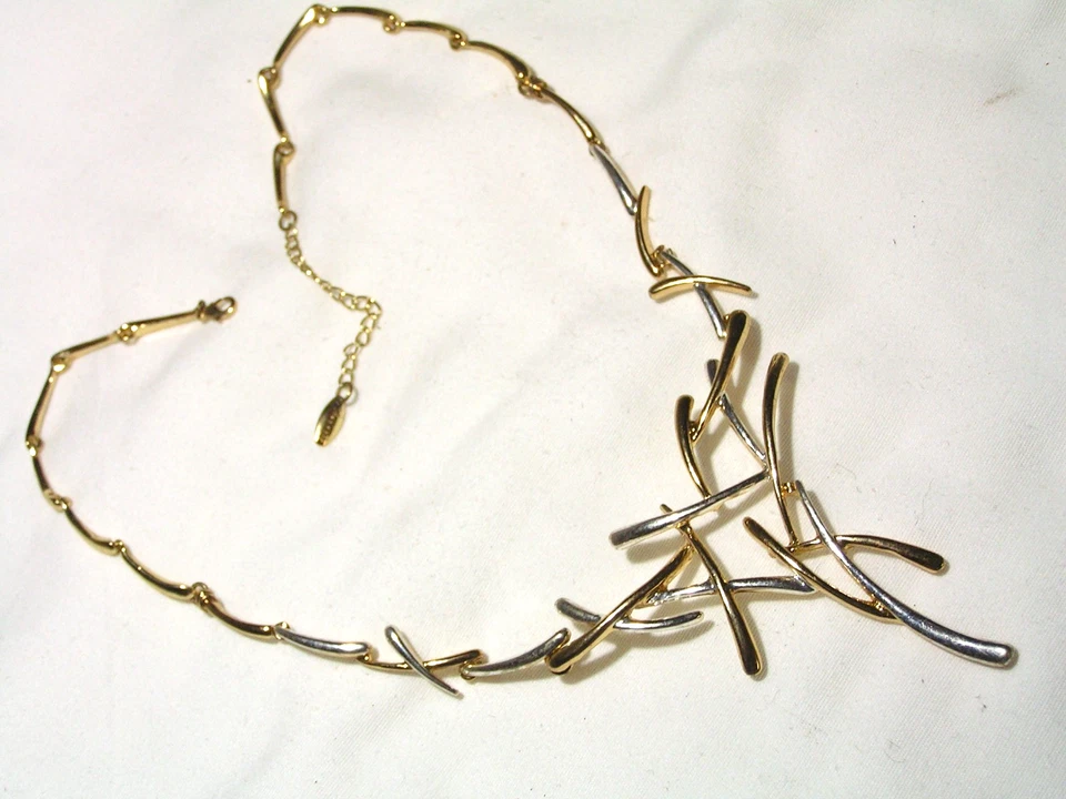 ...VIENNOIS...Collar llamativo diseño abstracto tono dorado, tono plata... Foto 1 de 4