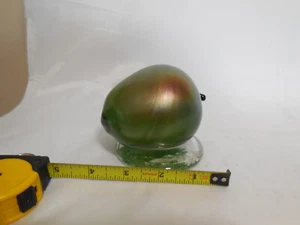 Signierter Lundberg Studios Kunstglas irisierender neigbarer Apfel auf Sockel Briefbeschwerer 1995 - Bild 1 von 4