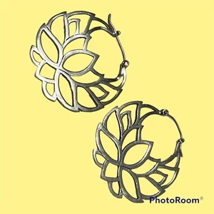 925 Sterling Silver Polished Flat Cut-Out Lotus Flower Latch Earrings - Picture 1 of 3