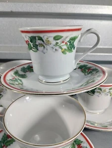 Lynns St Maria Cups & Saucers China 4pcs Holly Red Berries Gold Rim Christmas - Picture 1 of 4