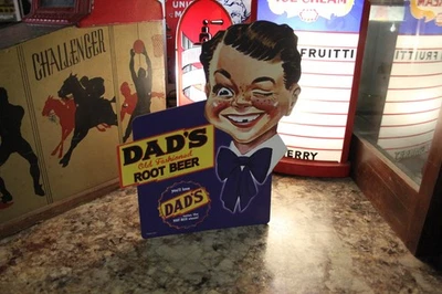 RARO LETRERO DE EXHIBICIÓN DE CARTULINA TRASERO CABALLETE CERVEZA RAÍZ PAPÁ JR 1950 NIÑO A&W DEW COKE Foto 1 de 4