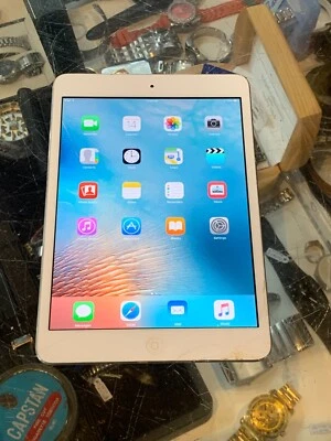 APPLE IPAD MINI 1ST GEN 32 GB IN WHITE WIFI ONLY - CRACKED SCREEN — 第 1/4 张图片