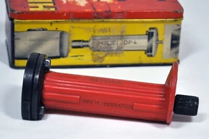 Herramienta de accionamiento HILTI modelo DP-2 de colección con accesorios en caja de hojalata de metal - Imagen 1 de 9