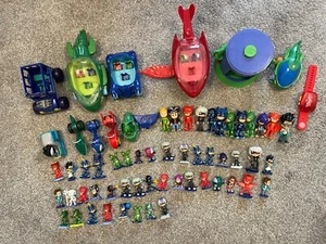 PJ Masks 64 Stück Restposten Fahrzeuge Motorräder Gebäude Figuren usw - Bild 1 von 10