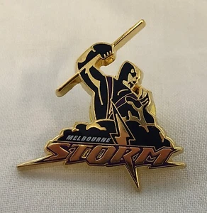 33028 MELBOURNE STORM NRL TEAM LOGO COLLECTABLE LAPEL HAT TIE PIN BADGE - Foto 1 di 2