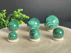 Elegante Malachit-Kugel aus dem Kongo – Ein Naturwunder in Grün - Picture 1 of 12