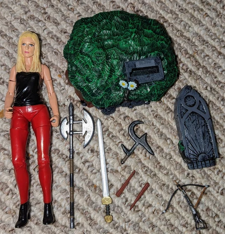 BUFFY SUMMERS The Vampire Slayer Red Pants Action Figure Moore 2000 Cover