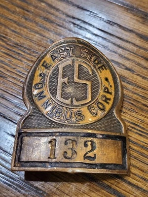 Insignia de sombrero de cobre de la Corporación Ómnibus de la Ciudad de Nueva York 1926-1962 difícil de encontrar Foto 1 de 4