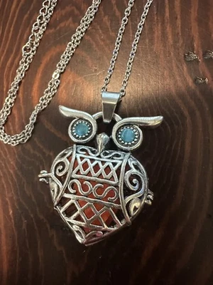 Collar difusor de aceites esenciales de aromaterapia de búho de acero inoxidable Foto 1 de 4