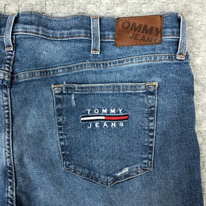 Tommy Hilfiger Jeans Mens 42x30 Blue Athletic Fit Dark Wash Denim Everyday Norm - Picture 1 of 13