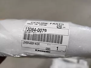 Kawasaki 13064-0079 Lever Assembly Kick Genuine OEM New - Foto 1 di 3