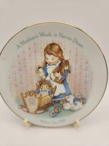 1988 Avon Teller mit Ständer "A Mother's Work is Never Done" 5" Durchmesser Vintage - Bild 1 von 11