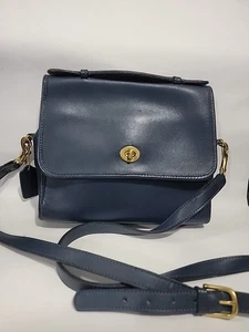 Vintage Coach USA HERGESTELLT 9870 Umhängetasche marineblau/gold Leder Drehverschluss 9"×8"×3" Court Bag - Bild 1 von 15
