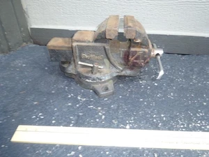 VINTAGE ANTIQUE BUFFALO #4 MACHINIST METAL BENCH VISE WITH LOCKING SWIVEL BASE!! - Picture 1 of 24