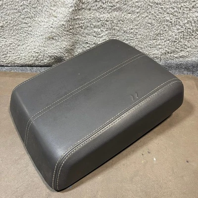 Центральный подлокотник крышка для консоли Ford F-250 F-350 2008-2010 годов выпуска черная кожа с дефектом - Изображение 1 из 4