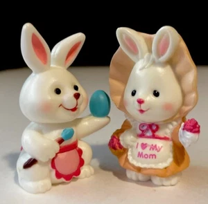 "Set di 2 statuine vintage Russ Berrie coniglietti di Pasqua in miniatura ""Io mia mamma""" - Foto 1 di 9