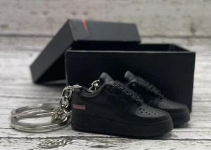 Par de llaveros para zapatillas de baloncesto 3D negras/rojas con caja mini regalo bombo zapatilla - Imagen 1 de 1