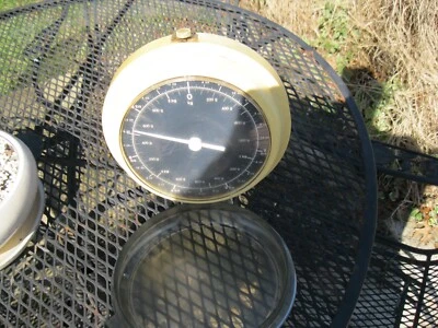 ВИНТАЖНЫЕ НАСТЕННЫЕ КУХОННЫЕ ВЕСЫ WESTA ПОДВЕСНЫЕ И СКЛАДНЫЕ ЗАПАДНАЯ ГЕРМАНИЯ 7 ФУНТОВ ИЗЯЩНЫЕ - Изображение 1 из 4