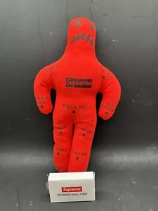 Supreme Bambola Voodoo Con Spille Rosso 19FW Kit Completo Originale Autentica - Foto 1 di 3