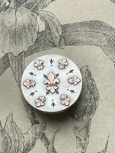 Jolie broche en Argent à décor de fleurs de lys - Forme Ronde - Imagen 1 de 3