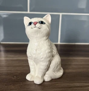 Vintage Beswick White Kitten Cat Blue Eyes Sitting Position England Height 10cm - Picture 1 of 5