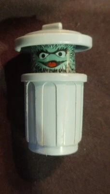 Bote de basura emergente vintage Muppets, Inc. Oscar the Grouch Twist con mango de juguete Foto 1 de 4