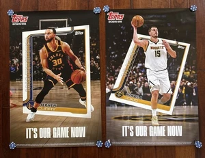 Lotto 2 Poster Curry Nikola Jokic 2025-26 Topps Basketball It’s Our Game Now 24x36 - Foto 1 di 3