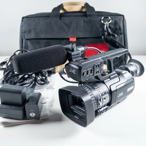 Paquete de Videocámara JVC GY-HM100U Pro HD - Micrófono, Cargador de Bolsa 2 Baterías EXCELENTE - Imagen 1 de 12