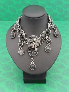 Splendida Collana Bavaglino Dettagliato Gemma Farfalla Tono Argento, Nero e Grigio - Foto 1 di 16