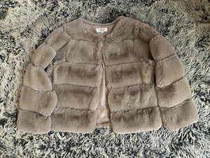 NEU OHNE ETIKETT FRENCH KISS KUNSTFELL OFFENE VORDERSEITE JACKE MANTEL CAPE BRAUN KUSCHELIG SMALL - Bild 1 von 3