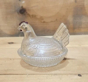 Clear Glass Small Hen On A Nest Candy Dish With Basket Weave Bottom & A Red Comb - Bild 1 von 8