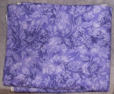 TELA DE MEZCLA DE POLI ALGODÓN ESTAMPADO FLORAL MORADO VINTAGE 1-1/2 YARDA 46W LAVAR Y SECAR NUEVA Foto 1 de 4