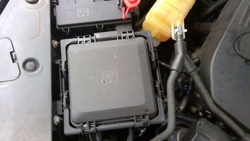 14 CADILLAC ATS Engine Fuse Box - Image 1 of 1