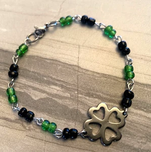 St Patricks Day Lucky 4 Leaf Clover Glass Seed Bead Bracelet Green & Black 7" - Picture 1 of 5