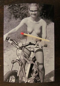 nackte Frau auf einem Fahrrad  Kurios  Skurril - Bild 1 von 3