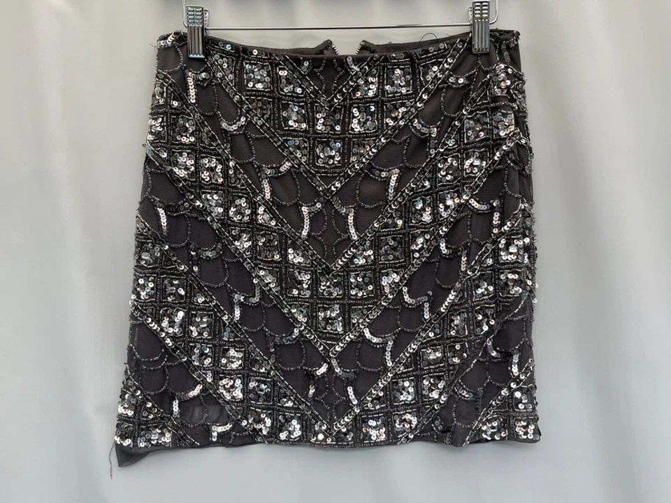 Falda Corta Embellecida Miss Selfridge Talla 10 Gris W30" L15" Poliéster Mujer Foto 1 de 4