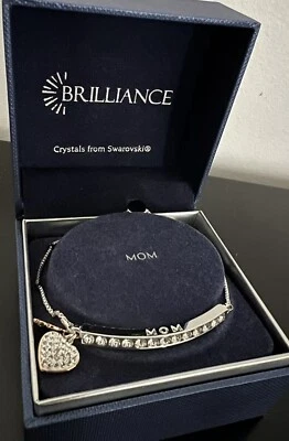 Pulsera con dije de corazón y mariposa de cristal plateado “MOM” en una caja de regalo azul Foto 1 de 4