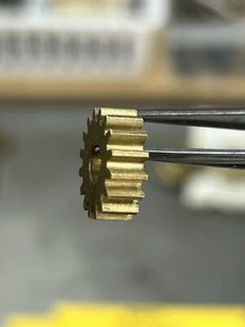 MENGE 1 BOSTON ZAHNRAD MESSING STIRNRAD 32 TEILUNG 16 ZÄHNE 3/16” BOHRUNG 3/16” BREITE STIRNFLÄCHE - Bild 1 von 16