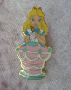 2024 Loungefly / Disney - Alicia en el País de las Maravillas Unbirthday - Prendedor Caja Misteriosa - Imagen 1 de 1