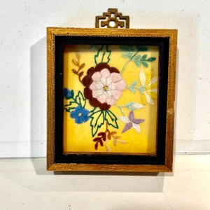 Goldener quadratischer Rahmen 5x5" bestickt Crewel Handarbeit Bouquet Blume Handarbeit - Bild 1 von 16