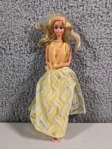 Vintage Barbie Puppe mit gelb-weißem Kleid Abendkleid Modepaket - Bild 1 von 2