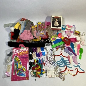 Konvolut Barbie Ken Kleidung Schuhe Schmuck Zubehör Weihnachtsschmuck - Bild 1 von 17