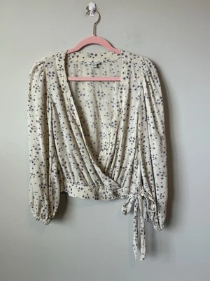 Blusa ligera estilo envolvente floral American Eagle, talla XS  Foto 1 de 4