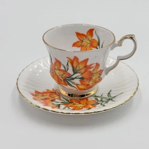 Taza y platillo Royal Windsor Prairie Lily Bone China emblema floral de Saskatchewan - Imagen 1 de 11