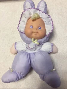 Muñeca bebé de peluche púrpura vintage década de 1990 Fisher Price con orejas de conejo - Imagen 1 de 4