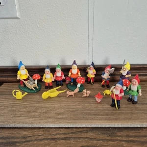Vintage Kunststoff 13 Stück Lot Set Wichtel Elfe Laterne Midcentury Figur 2 1/2" - Bild 1 von 5