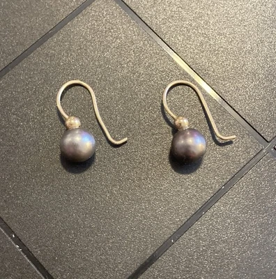 Pendientes colgantes de Tahití de oro de 14 k de 1,1 g gris suave Foto 1 de 4