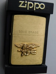 ZIPPO FEUERZEUG VINTAGE SOLID BRASS USA NAVY EMBLEM 1993 SEALED USS BATTLE SHIP - Bild 1 von 7