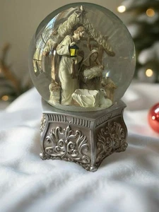 Schneekugel zeigt die heilige Familie - Maria, Joseph. und baby jesus - Bild 1 von 3