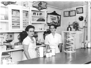 Fotografía Peerless Diner años 50 con pastel de manzana y 7 en stock 7" x 5" - Imagen 1 de 3